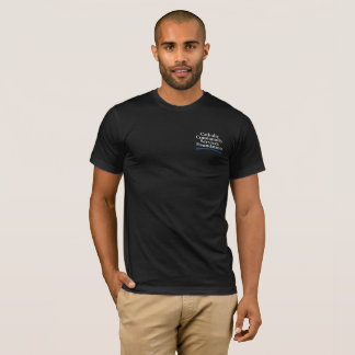 Camiseta O T dos homens católicos da fundação dos serviços