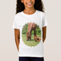 O t-shirt da menina da égua e do potro