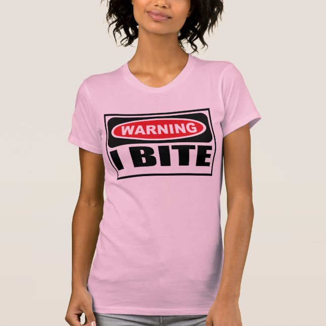 Camiseta O t-shirt das mulheres de advertência da MORDIDA (Frente)