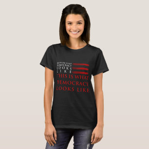 Camiseta O t-shirt escuro básico das mulheres da democraci