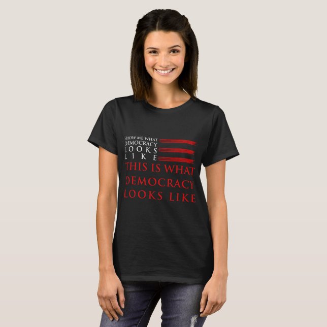 Camiseta O t-shirt escuro básico das mulheres da democracia (Frente Completa)