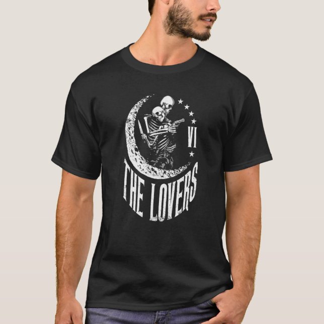 Camiseta O Tarot Carta Esqueleto Lua Crescente Fora da Lei  (Frente)