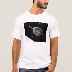 Camiseta O telescópio espacial de Hubble na órbita acima 