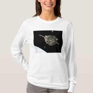 Camiseta O telescópio espacial de Hubble na órbita acima 