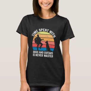 Camiseta O tempo gasto com cães e guitarras nunca é desperd