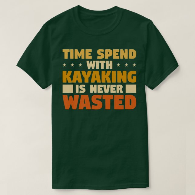 Camiseta O Tempo Gasto Com Kayaking Nunca É Desperdiçado (Frente do Design)