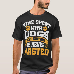Camiseta O Tempo Passado Com Cães e Guitarras Nunca é Perdi