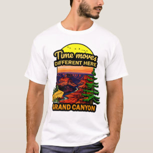 Camiseta O Tempo se Move Diferentemente Aqui – Caminhada pe