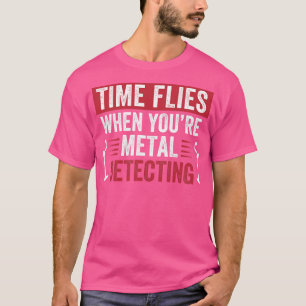 Camiseta O tempo voa quando você detecta metal engraçado