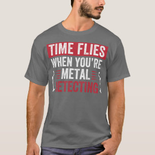 Camiseta O tempo voa quando você detecta metal engraçado