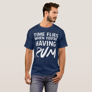 Camiseta O tempo voa quando você está tendo o rum cómico