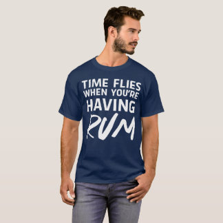 Camiseta O tempo voa quando você está tendo o rum cómico