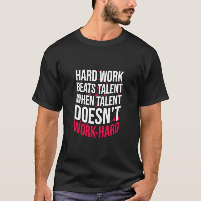 Camiseta O trabalho do duro supera o talento quando o talen (Frente)