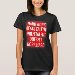 Camiseta O trabalho do duro supera o talento quando o talen