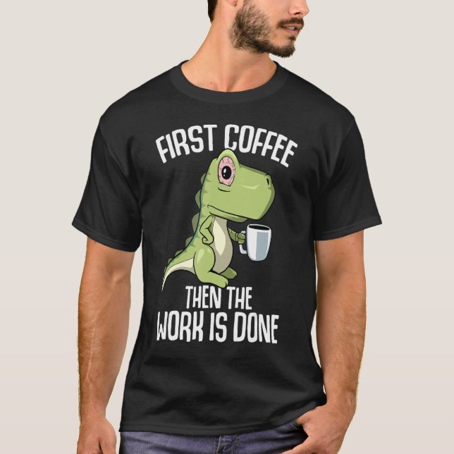 Camiseta O trabalho é feito, mas primeiro café (Frente)