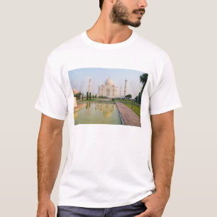 Camiseta O tranquilo e pacífico Taj Mahal ao nascer do sol,