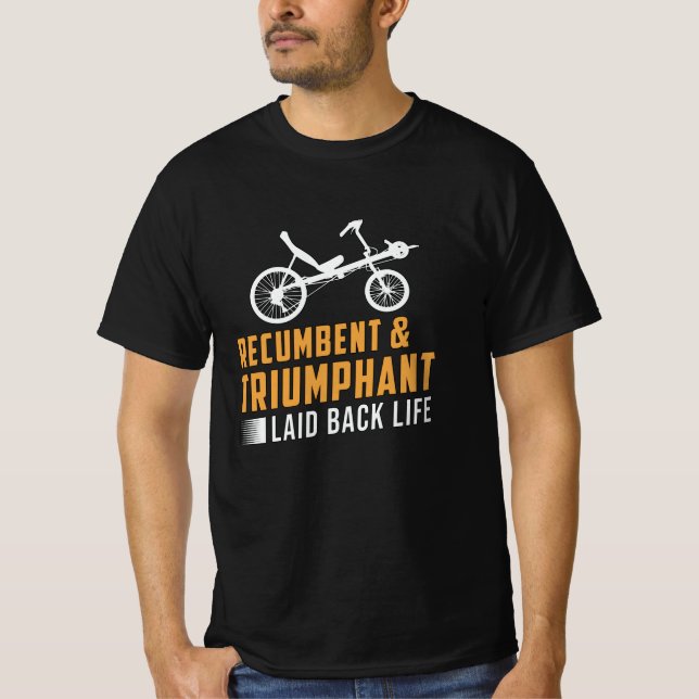 Camiseta O Triciclo Recumbante e Triunfante Retornou A Vida (Frente)