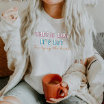 Camiseta O tropismo da TYRA 90 é parecido com a Bachelorett<br><div class="desc">Esta camisa de noiva de solteira apresenta um conjunto de fontes neon temática dos anos 90 com as palavras "tropic like it's hot,  I m casando". Esta camisa se emparelha perfeitamente com a solteira "ela é casando".</div>