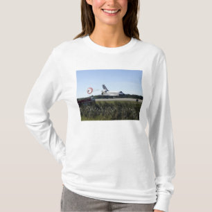 Camiseta O vaivém espacial Atlantis unfurls sua rampa de