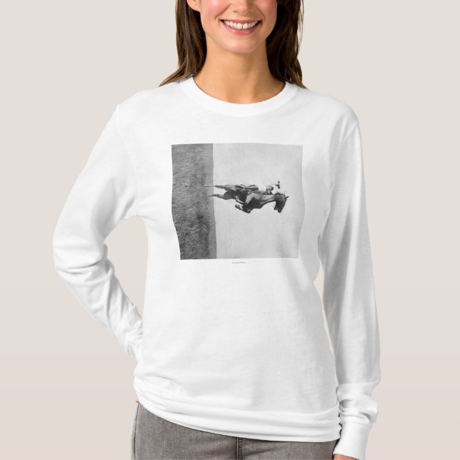 Camiseta O vaqueiro monta a ascensão do bronco em seus pés (Frente)