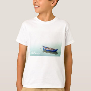 Camiseta O velho barco Aiola. Pequeno barco a remo na Baía