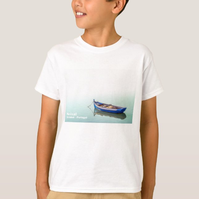 Camiseta O velho barco Aiola. Pequeno barco a remo na Baía  (Frente)