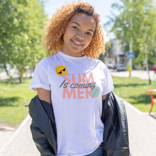 Camiseta O verão está a ficar cor-de-rosa e a tipografia e 