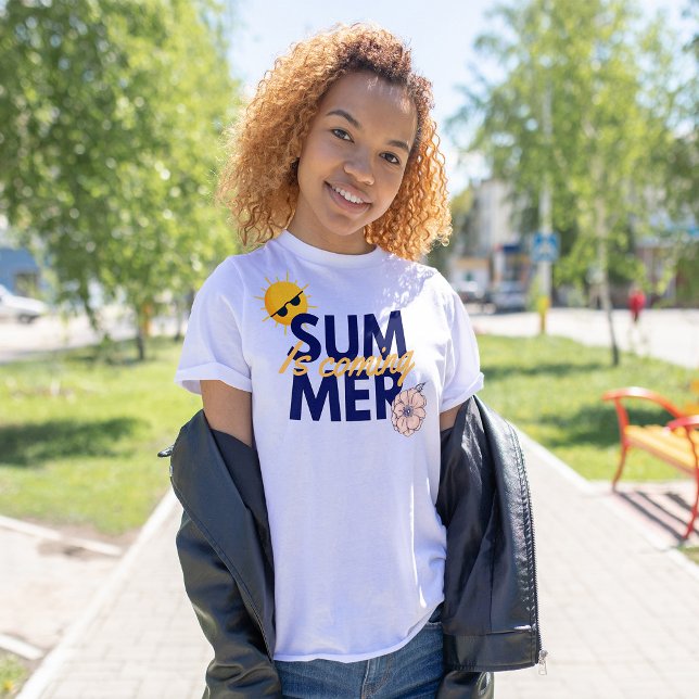 Camiseta O verão está chegando marinho azul fonte amarelo f (Criador carregado)