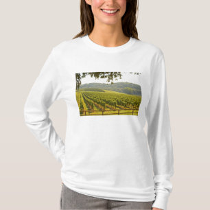 Camiseta O vinhedo e um vale com uma floresta -