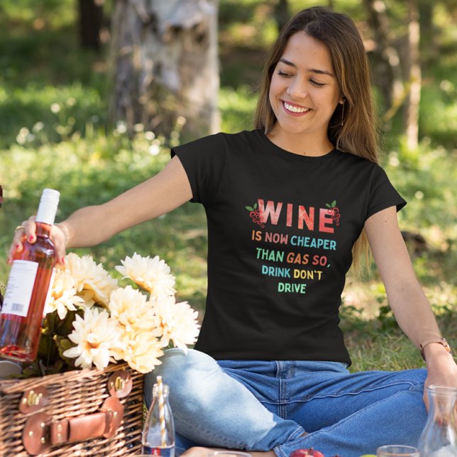 Camiseta O vinho agora é mais barato que o gás, então, beba (Criador carregado)