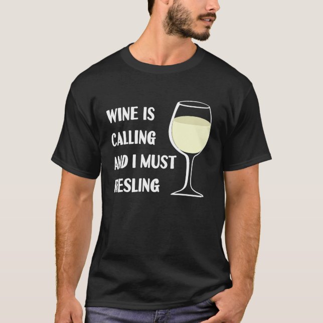 Camiseta O Vinho Está Chamando De Que Preciso Riesling Féri (Frente)