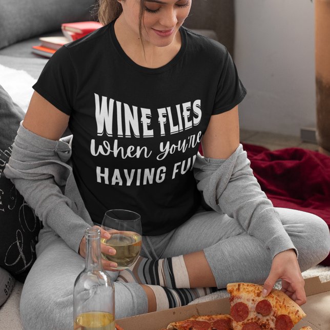 Camiseta O vinho voa quando você está se divertindo (Wine Flies When You're Having Fun Wine T Shirt for Women)