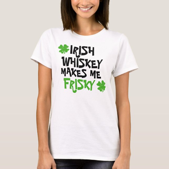 Camiseta O Whiskey Irlandês Me Torna Frisky (Frente)