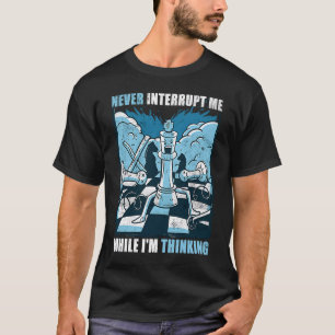 Camiseta O xadrez nunca me interrompe enquanto estou pensan