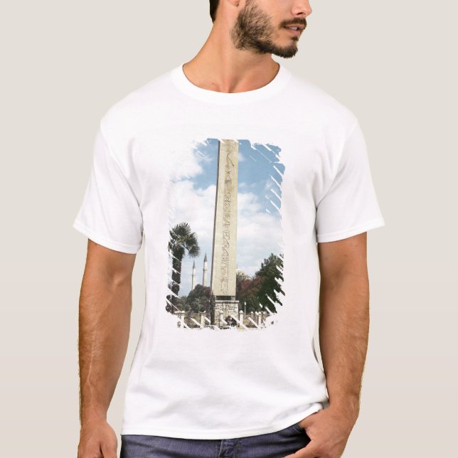 Camiseta Obelisk de Theodosius mim, com uma base romana (Frente)