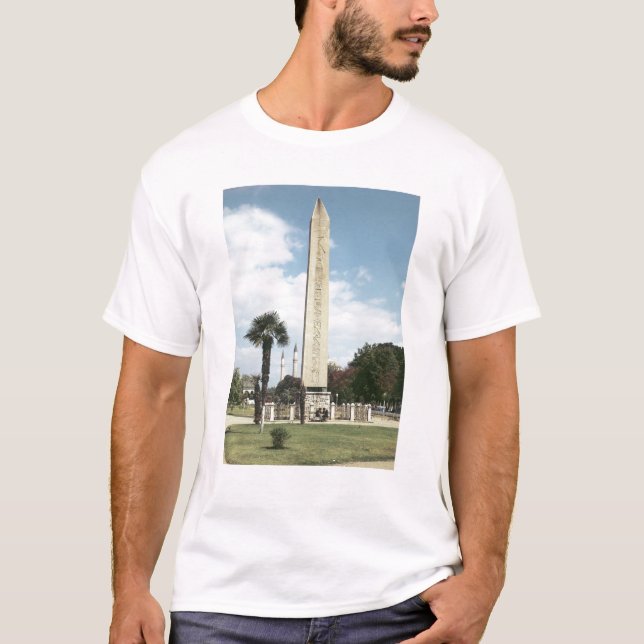 Camiseta Obelisk de Theodosius mim, com uma base romana (Frente)