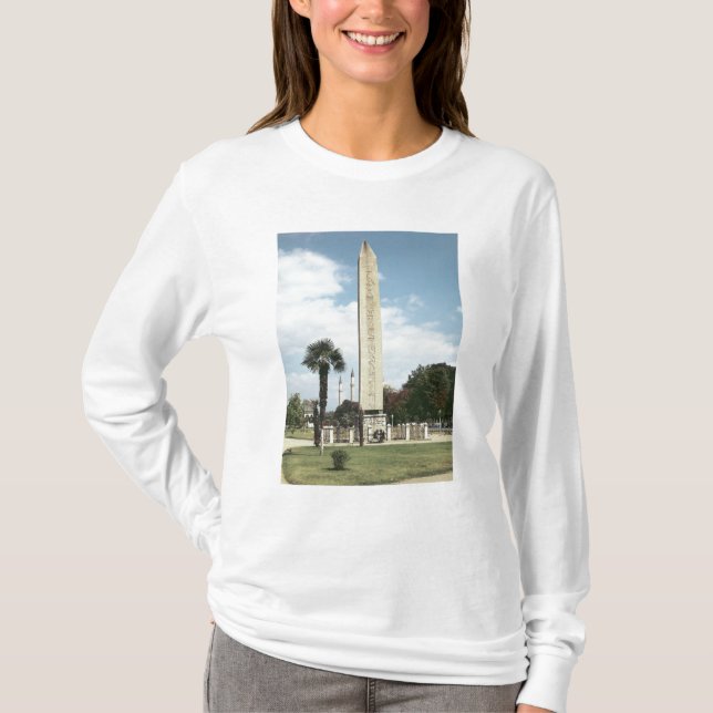 Camiseta Obelisk de Theodosius mim, com uma base romana (Frente)