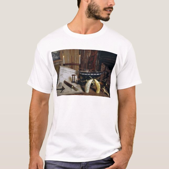 Camiseta Objetos da Mesa de um capitão do século XIX (Frente)