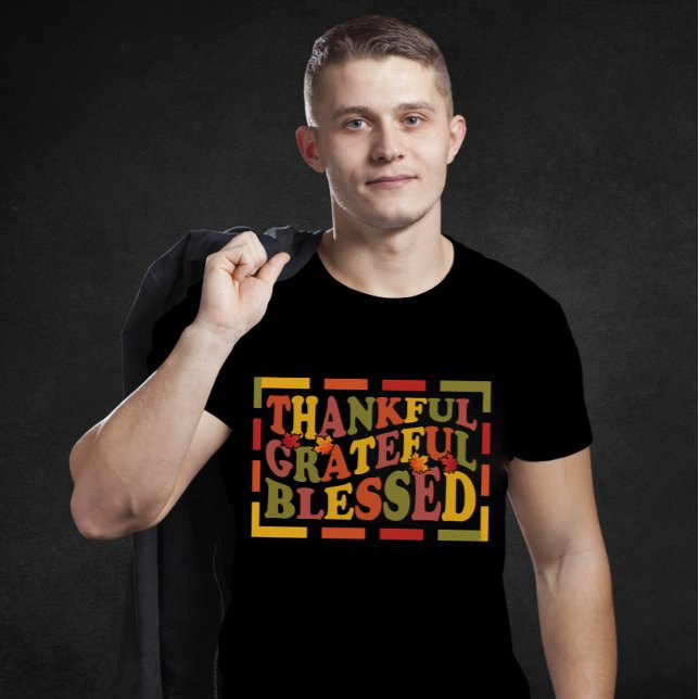 Camiseta Obrigados Dando Designs Gratos, Gratos, Abençoados (Criador carregado)