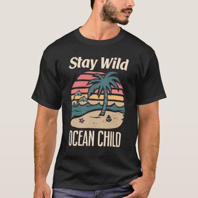 Camiseta Ocean Quote – Stay Wild Retro Beach Art (Frente)