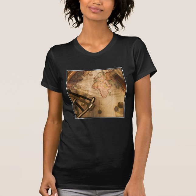 Camiseta Octant, compasso e telescópio no mapa náutico (Frente)