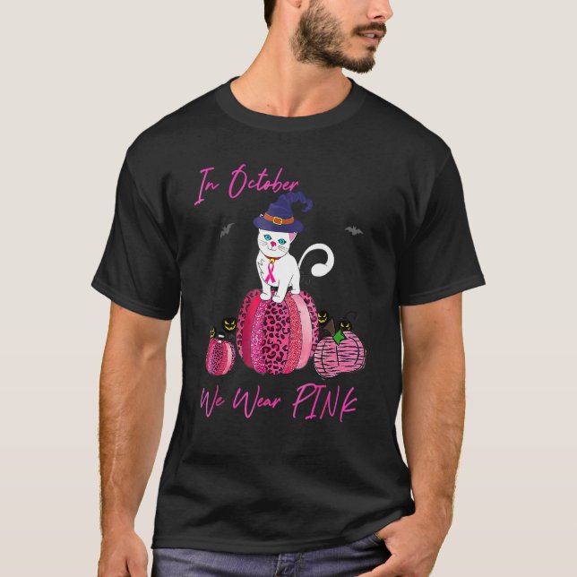 Camiseta October We Wear Pink Pumpkin Cat With Witch Hat Ha (Frente)