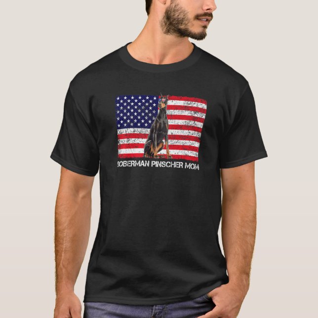 Camiseta Óculos de Sol Doberman Pinscher Mãe Bandeira Ameri (Frente)