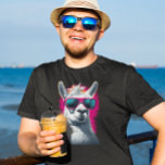 Camiseta Óculos de sol legal Llama cor-de-rosa<br><div class="desc">Este design pode ser personalizado escolhendo a opção Editar Design. Você também pode transferir para outros itens. Entre em contato comigo em colorflowcreations@gmail.com ou use a opção de bate-papo no topo da página se você quiser ter este design em outro produto ou precisar de assistência com este design. Veja mais...</div>