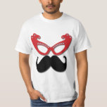 Camiseta óculos vermelhos com bigode<br><div class="desc">Aqui está um design gráfico divertido que apresenta óculos de olhos de gato vermelho embelezados com diamantes e um bigode preto bem grande. O tema do bigode divertido é excelente para festas de todos os tipos.</div>