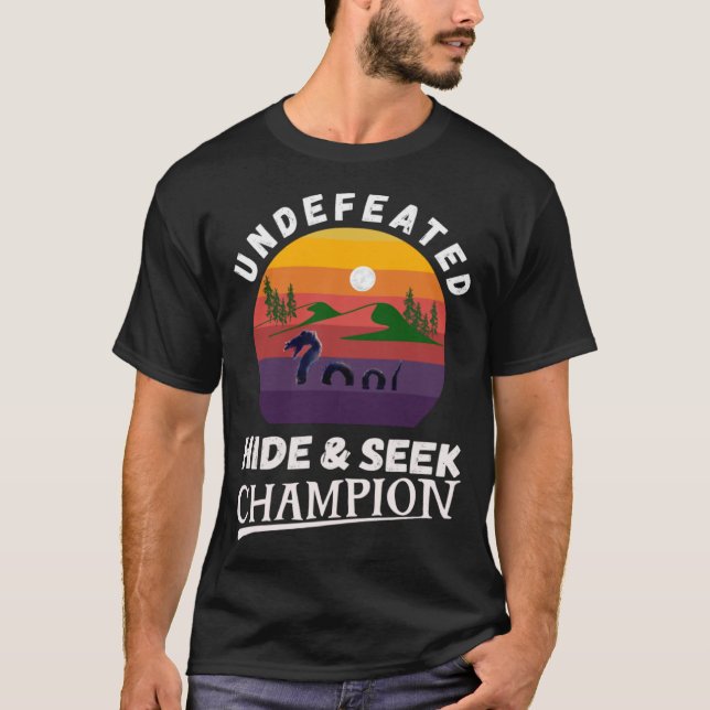 Camiseta Ocultar e Buscar o campeão sem derrota Loch Ness M (Frente)