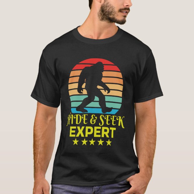 Camiseta Ocultar E Procurar Especialista Engraçado (Frente)