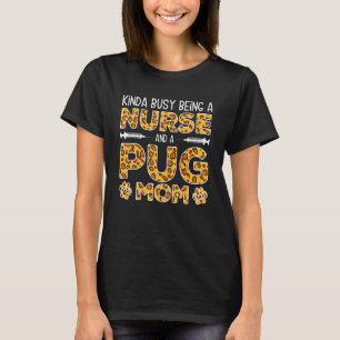 Camiseta Ocupada Sendo Mãe de Cachorro Enfermeira - Pug Mom