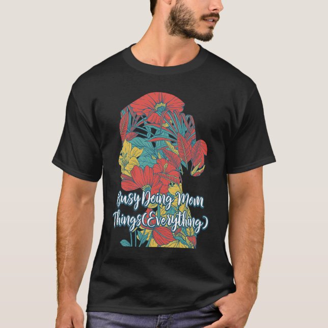 Camiseta Ocupado Fazendo Coisas Da Mãe Tudo Dizendo Mãe Qu (Frente)