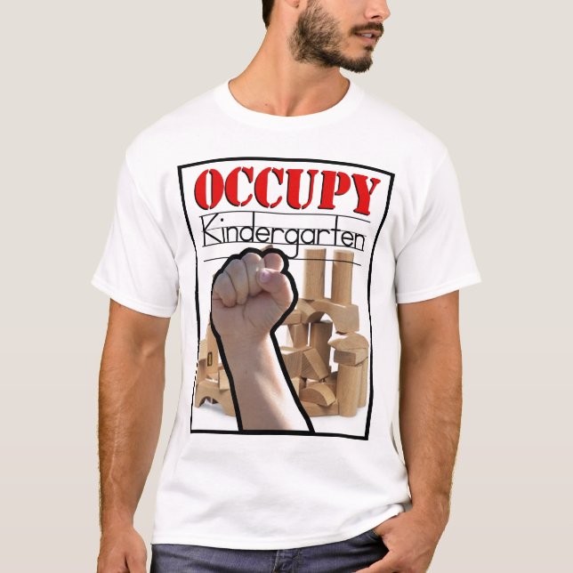 Camiseta Ocupe o jardim de infância por Kurt Schwengel (Frente)